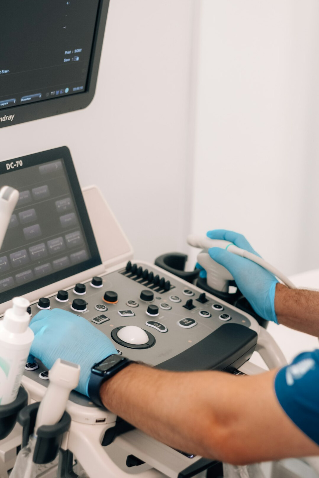 doctor using ai diagnostic tool